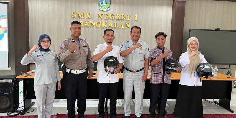 Ops Keselamatan Semeru 2026, Satlantas Polres Bangkalan Tekan Laka Dengan Aksi Simpatik Bagikan Helm SNI Secara Gratis di SMKN 1 Bangkalan