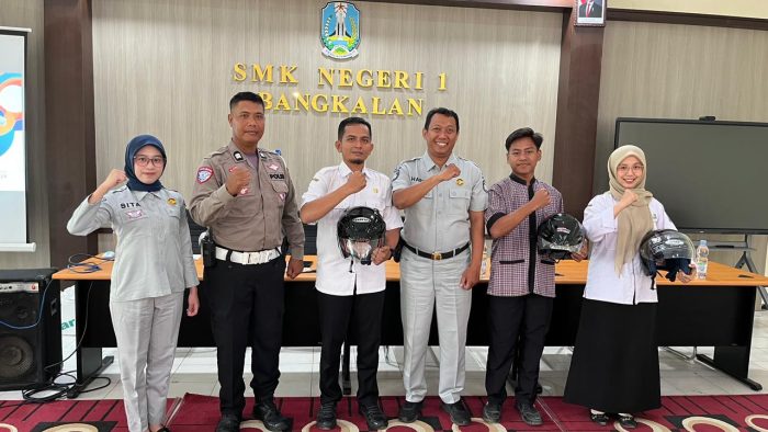 Ops Keselamatan Semeru 2026, Satlantas Polres Bangkalan Tekan Laka Dengan Aksi Simpatik Bagikan Helm SNI Secara Gratis di SMKN 1 Bangkalan
