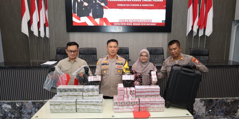 Polres Trenggalek Amankan 2 Tersangka Penipuan Modus Pencairan Dana Rp150 juta