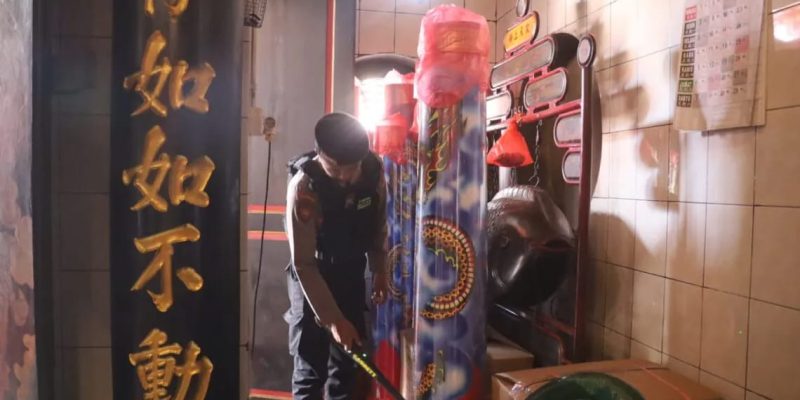 Polres Pelabuhan Tanjungperak Sterilisasi Klenteng Jelang Perayaan Imlek