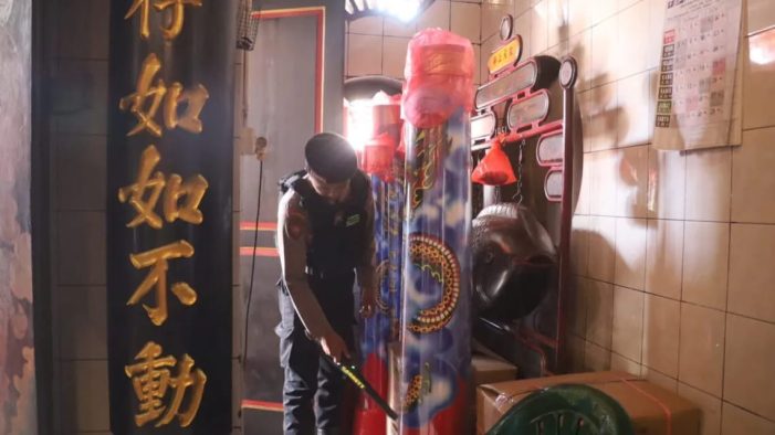 Polres Pelabuhan Tanjungperak Sterilisasi Klenteng Jelang Perayaan Imlek