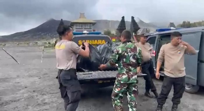 Gerakan Indonesia Asri, Polres Probolinggo Bersih – bersih Lokasi Wisata Bromo
