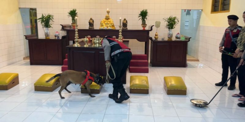 Polres Lumajang Lakukan Sterilisasi Vihara Jelang Perayaan Imlek