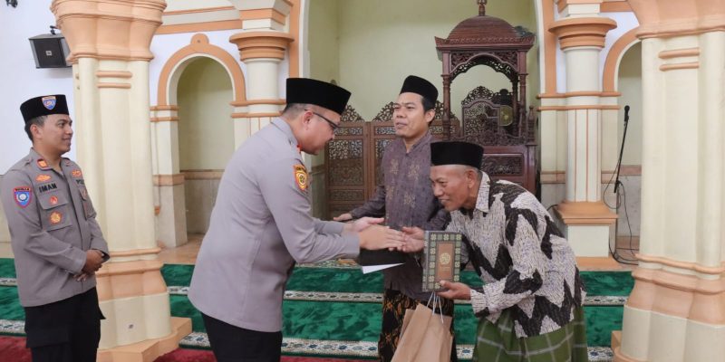Wujud Kepedulian Polri, Polres Pekalongan Sebar Paket Alat Sholat Jelang Ramadhan
