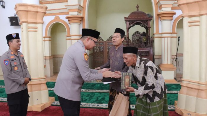 Wujud Kepedulian Polri, Polres Pekalongan Sebar Paket Alat Sholat Jelang Ramadhan