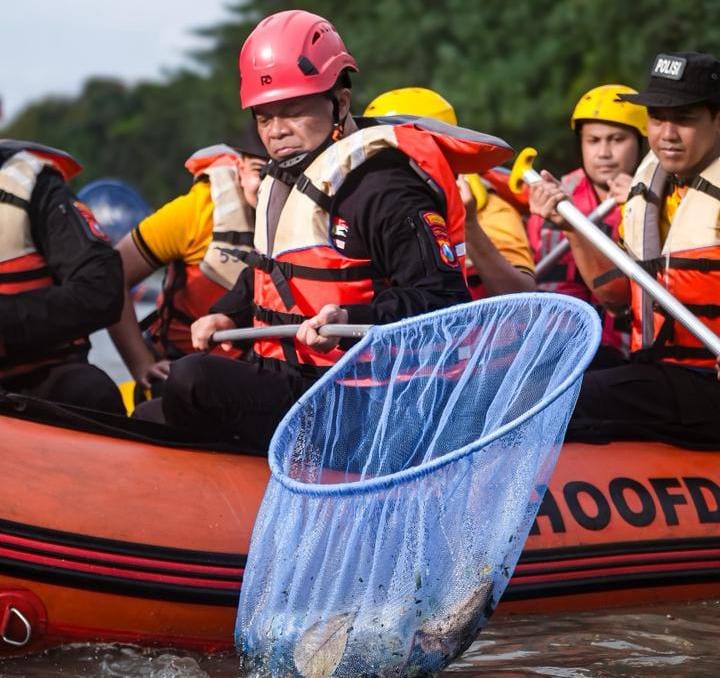 Gerakan Nasional ASRI: Polrestabes Surabaya Bersihkan Kawasan Jembatan Merah