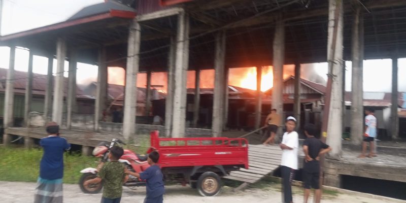 Kebakaran Hebat Landa Pemukiman Padat Jalan Mendawai Induk Ujung Komplek Perumahan Sosial di Palangka Raya