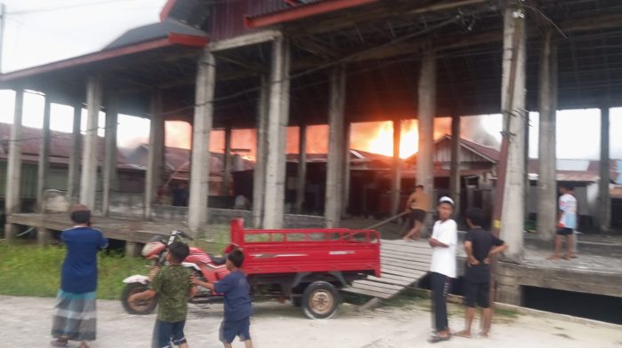 Kebakaran Hebat Landa Pemukiman Padat Jalan Mendawai Induk Ujung Komplek Perumahan Sosial di Palangka Raya