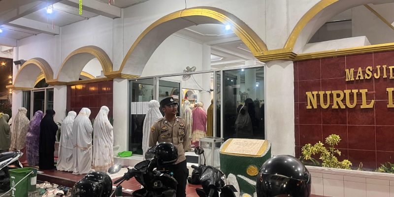 Jaga Keamanan Ibadah Ramadan, Personel Polresta Palangka Raya Amankan Salat Isya dan Tarawih di Tiga Masjid