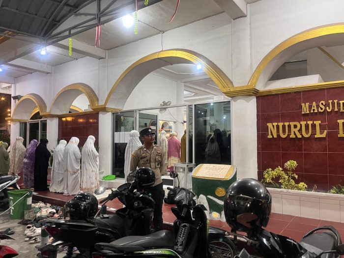 Jaga Keamanan Ibadah Ramadan, Personel Polresta Palangka Raya Amankan Salat Isya dan Tarawih di Tiga Masjid