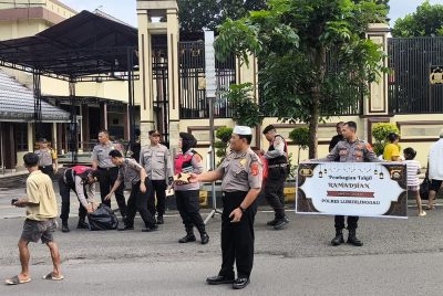 Polres Lubuk Linggau Turun ke Jalan, Bagikan Takjil Untuk Warga Yang Masih Bekerja