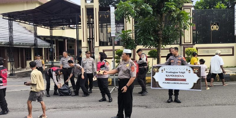 Polres Lubuk Linggau Turun ke Jalan, Bagikan Takjil Untuk Warga Yang Masih Bekerja