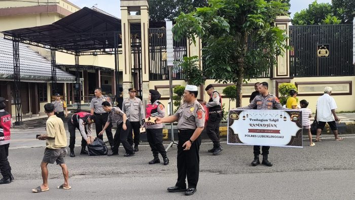 Polres Lubuk Linggau Turun ke Jalan, Bagikan Takjil Untuk Warga Yang Masih Bekerja