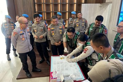 Pastikan Bersih dari Narkoba, Kapolda Kalteng dan Pejabat Utama Lakukan Tes Urine