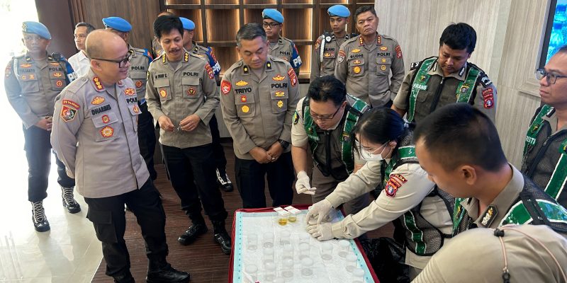 Pastikan Bersih dari Narkoba, Kapolda Kalteng dan Pejabat Utama Lakukan Tes Urine