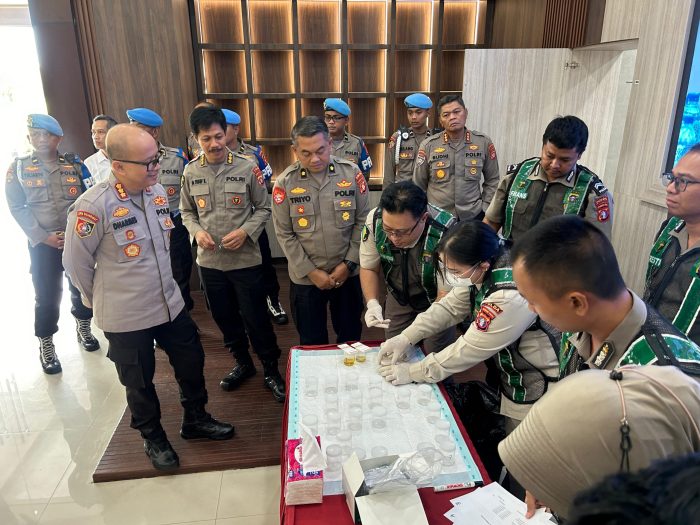 Pastikan Bersih dari Narkoba, Kapolda Kalteng dan Pejabat Utama Lakukan Tes Urine
