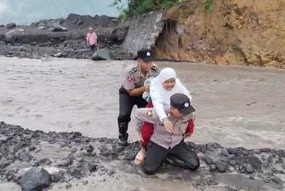 Aksi Heroik Polisi di Lumajang Gendong Siswa SD Seberangi Lahar Dingin Semeru