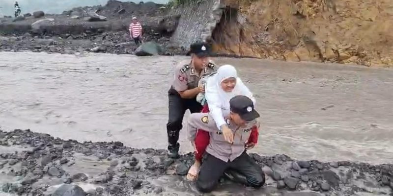 Aksi Heroik Polisi di Lumajang Gendong Siswa SD Seberangi Lahar Dingin Semeru