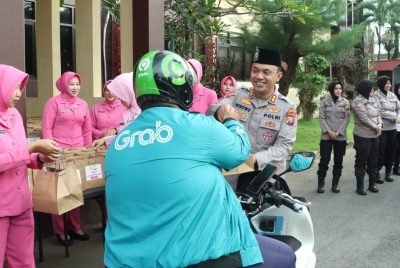 Berbagi Keceriaan Ramadhan, Polres Bangkalan dan Bhayangkari Bagikan Ratusan Takjil Kepada Pengguna Jalan