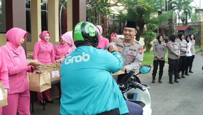 Berbagi Keceriaan Ramadhan, Polres Bangkalan dan Bhayangkari Bagikan Ratusan Takjil Kepada Pengguna Jalan