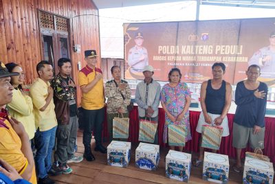 Polda Kalteng Gelar Aksi Bakti Sosial dan Kebersihan di Lokasi Kebakaran Mendawai