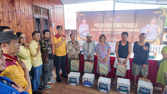 Polda Kalteng Gelar Aksi Bakti Sosial dan Kebersihan di Lokasi Kebakaran Mendawai