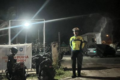 Demi Kondusivitas Tarawih, Personel Polresta Palangka Raya Amankan Masjid Salahuddin