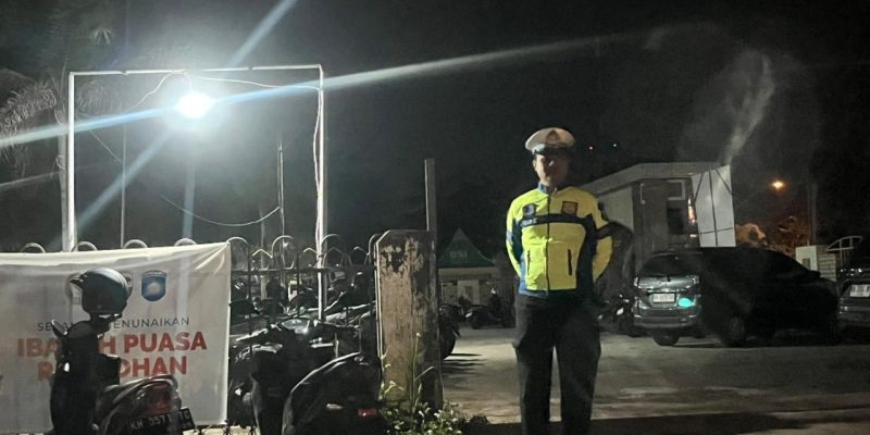 Demi Kondusivitas Tarawih, Personel Polresta Palangka Raya Amankan Masjid Salahuddin