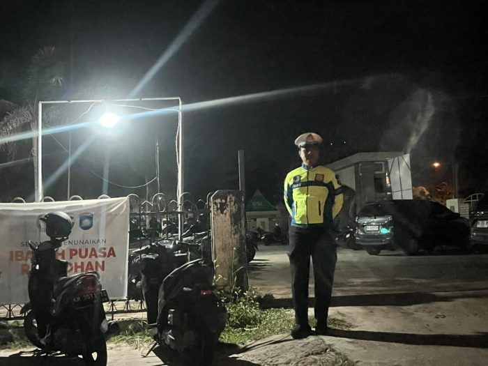 Demi Kondusivitas Tarawih, Personel Polresta Palangka Raya Amankan Masjid Salahuddin