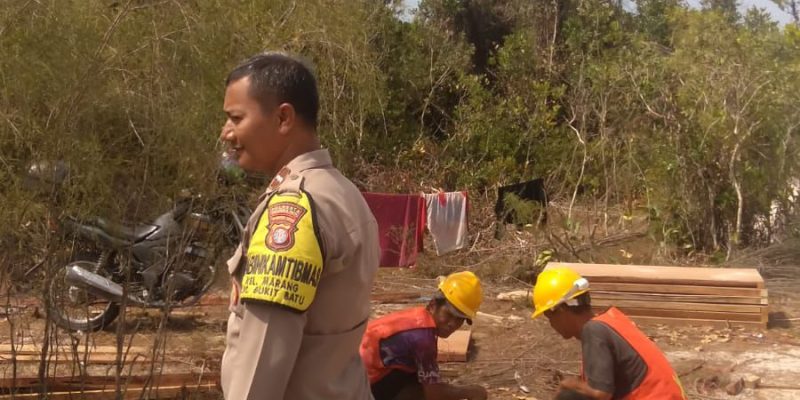 Sambangi Pembangunan Tower di Marang, Bhabinkamtibmas Bukit Batu Imbau Utamakan Keselamatan Kerja