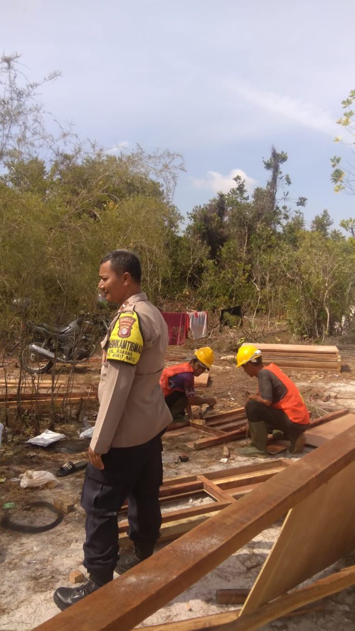 Sambangi Pembangunan Tower di Marang, Bhabinkamtibmas Bukit Batu Imbau Utamakan Keselamatan Kerja