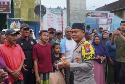 Kapolres Pasuruan Turun Langsung, 500 Takjil Dibagikan Untuk Warga Bangil