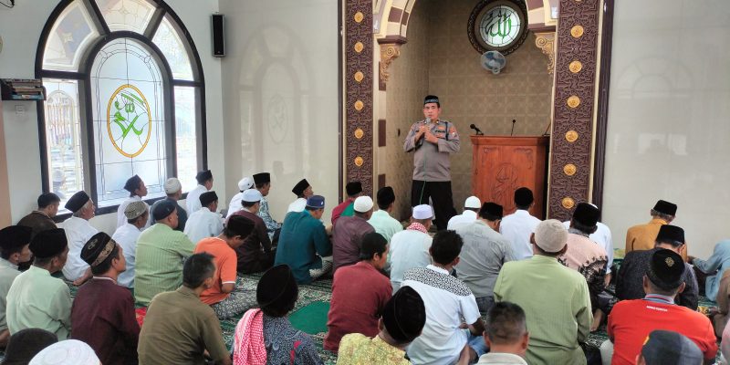 Safari Jumat Ramadhan, Satbinmas Polres Pasuruan Ajak Warga Jaga Kerukunan dan Tolak Kriminalitas
