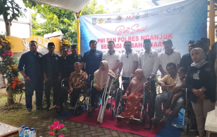 Peringati HPN ke 80, PWI Berkolaborasi Dengan Polres Nganjuk Bagikan Santunan Kepada Penyandang Tuna Daksa