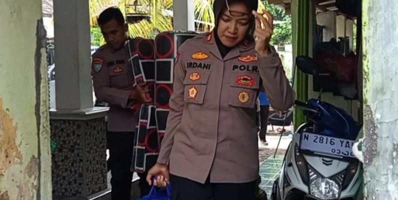Polri Peduli : Polres Lumajang Salurkan Bantuan Untuk Lansia Sebatangkara