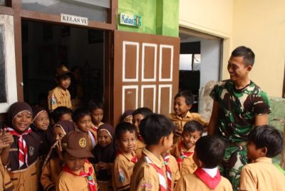 Rasa Kebersamaan Tercipta Dengan Penuh Kehangatan Satgas TMMD Kodim 0809/Kediri dan Siswa MI di Desa Gadungan Kecamatan Puncu