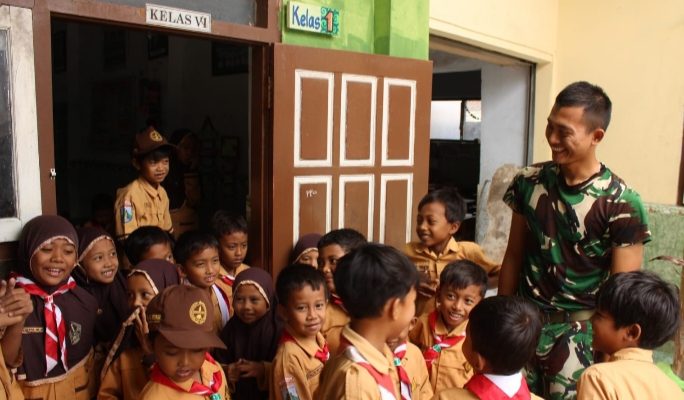 Rasa Kebersamaan Tercipta Dengan Penuh Kehangatan Satgas TMMD Kodim 0809/Kediri dan Siswa MI di Desa Gadungan Kecamatan Puncu