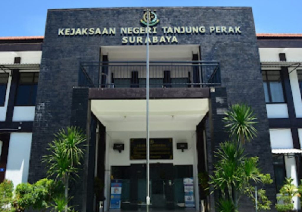 Kejari Tanjung Perak Surabaya Bagikan Takjil Kepada Warga dan Pengguna Jalan