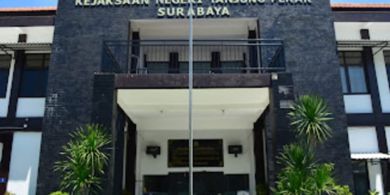 Kejari Tanjung Perak Surabaya Bagikan Takjil Kepada Warga dan Pengguna Jalan