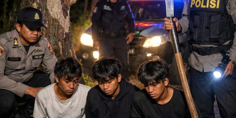 Polres Batang Amankan 3 Remaja Yang Kedapatan Bawa Celurit Raksasa Menjelang Sahur