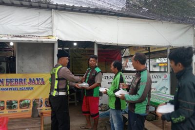 Berbagi di Bulan Ramadhan, Satlantas Bangkalan dan Ojol Perkuat Sinergi Ciptakan Kamselticarlantas