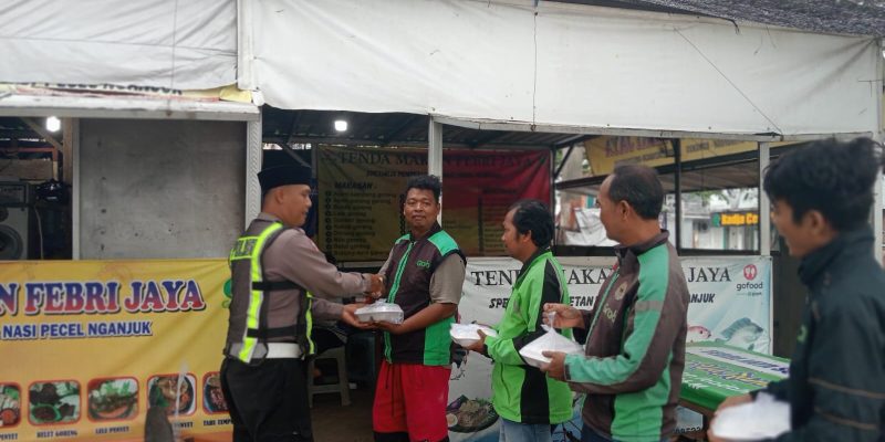 Berbagi di Bulan Ramadhan, Satlantas Bangkalan dan Ojol Perkuat Sinergi Ciptakan Kamselticarlantas