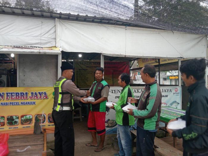 Berbagi di Bulan Ramadhan, Satlantas Bangkalan dan Ojol Perkuat Sinergi Ciptakan Kamselticarlantas