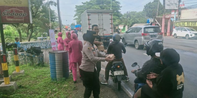 Kapolsek Purwosari Bersama Bhayangkari Bagikan 250 Takjil, Wujud Kepedulian di Bulan Ramadan