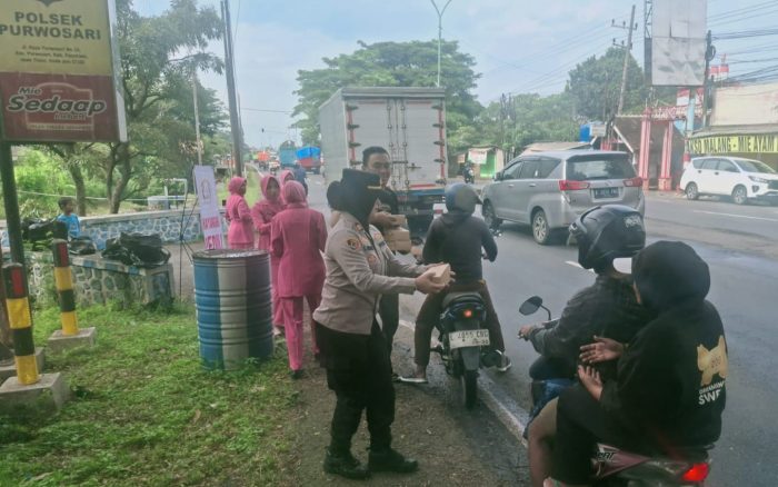 Kapolsek Purwosari Bersama Bhayangkari Bagikan 250 Takjil, Wujud Kepedulian di Bulan Ramadan