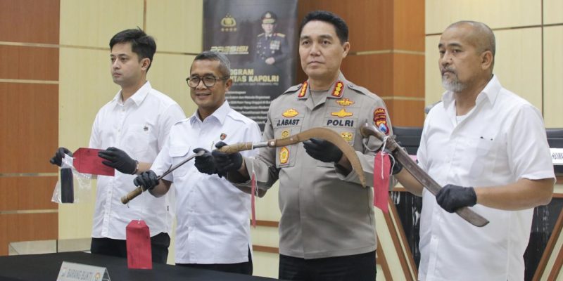 Polda Jatim Amankan Tiga Tersangka Kasus Pemerasan Disertai Pengancaman di Pasuruan