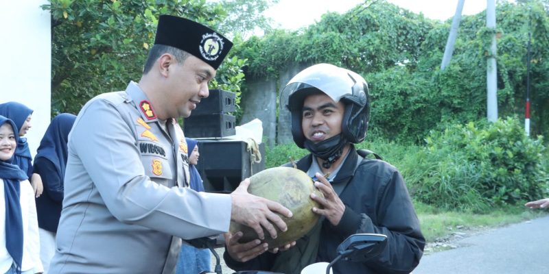 Jalin Sinergitas, Kapolres Bangkalan Bagi Bagi Takjil Bersama Mahasiswa di Depan Pos Pandabah Kamal