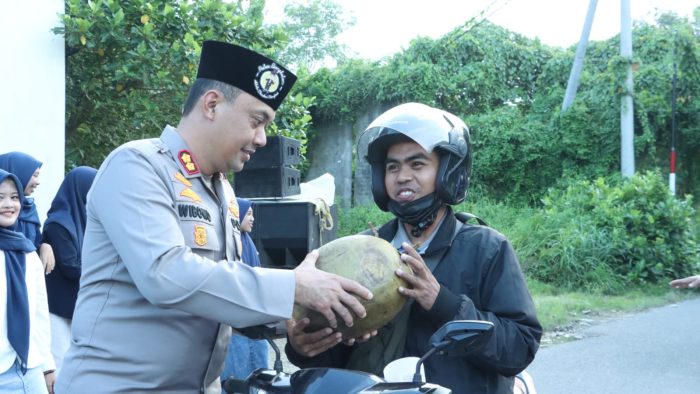 Jalin Sinergitas, Kapolres Bangkalan Bagi Bagi Takjil Bersama Mahasiswa di Depan Pos Pandabah Kamal
