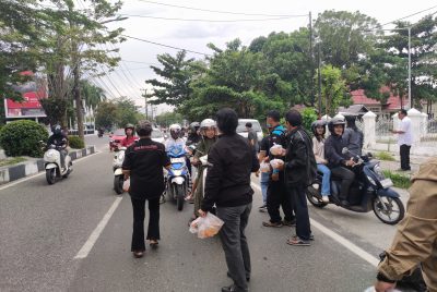 IPJI Kalteng dan Forum Kalimantan Membangun Bagikan 400 Paket Takjil Gratis Kepada Masyarakat