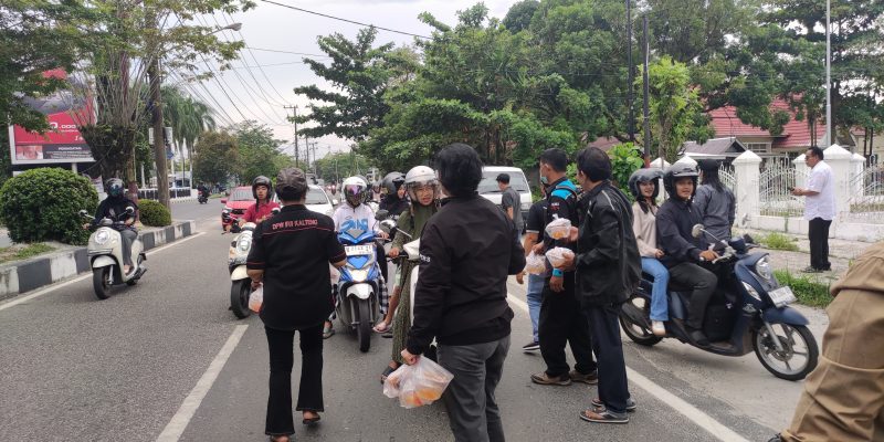 IPJI Kalteng dan Forum Kalimantan Membangun Bagikan 400 Paket Takjil Gratis Kepada Masyarakat